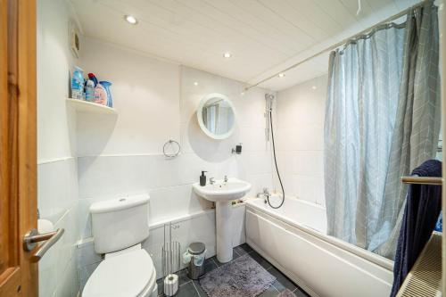 ฝักบัว, COMFORTABLE SPARE ROOM with KING SIZE BED, Near Sheffield Centre in กลีดเลส วัลเลย์