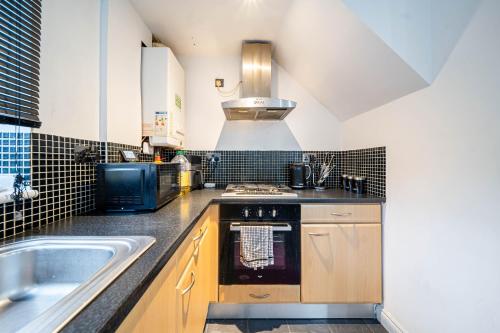 ห้องครัว, COMFORTABLE SPARE ROOM with KING SIZE BED, Near Sheffield Centre in กลีดเลส วัลเลย์