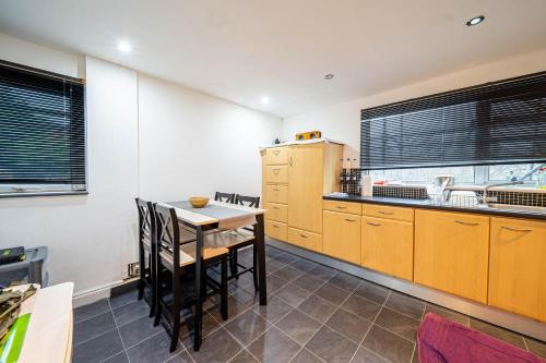 ห้องครัว, COMFORTABLE SPARE ROOM with KING SIZE BED, Near Sheffield Centre in กลีดเลส วัลเลย์