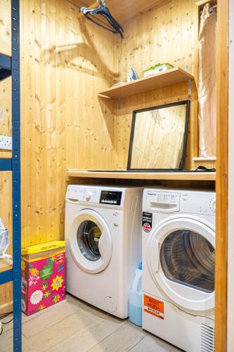 COMFORTABLE SPARE ROOM with KING SIZE BED, Near Sheffield Centre in กลีดเลส วัลเลย์