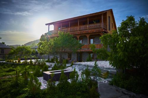 Edis Dacha, Khashuri