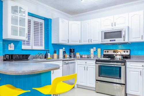 Tropical House Pool Table, Jacuzzi, Nearby Beach in Pompano Beach, USA