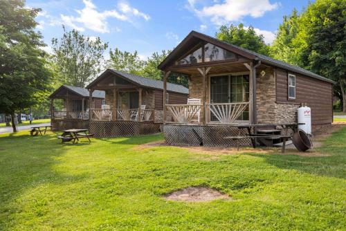 Deluxe Cabin7 Within Campground in Mifflinburg, USA