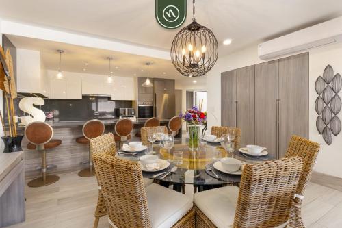 Beachview 3 BR Condo - Oceanfront Pool - Beach in Cabo San Lucas, Mexico