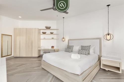 Fully Renovated 3 BR Condo - Oceanfront - Pool in Cabo San Lucas, Mexico