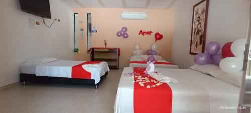 1 double bed, 2 twin beds