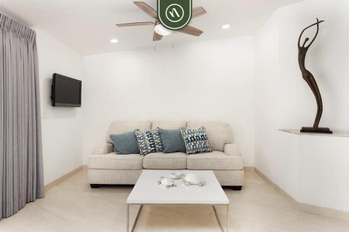 Oceanfront 1 BR Condo - Pool - Beach - King Bed in Cabo San Lucas, Mexico