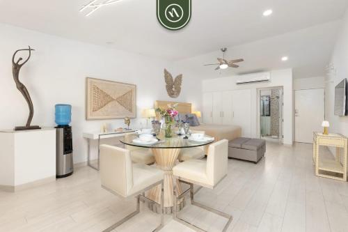 Oceanfront 1 BR Condo - Pool - Beach - King Bed in Cabo San Lucas, Mexico