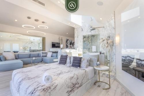 Oceanfront1 BR Condo Fully Renovated - Pool - King in Cabo San Lucas, Mexico