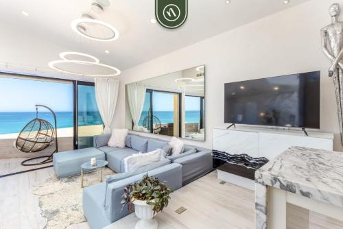 Oceanfront1 BR Condo Fully Renovated - Pool - King in Cabo San Lucas, Mexico
