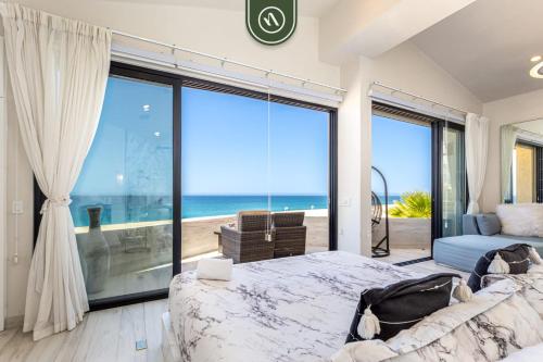 Oceanfront1 BR Condo Fully Renovated - Pool - King in Cabo San Lucas, Mexico
