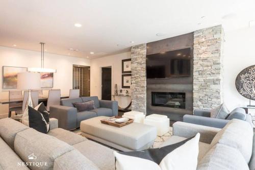 Park Haus on Main Street in Historic Old Town Hosted by Nestique