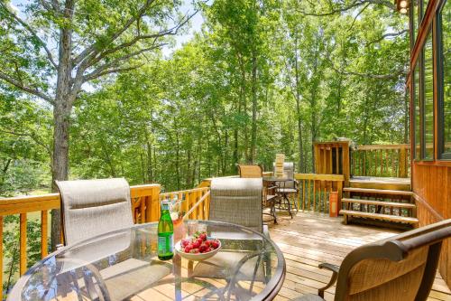 Hot Tub & Barrel Sauna! Lakefront Innsbrook Chalet in Warrenton (MO)