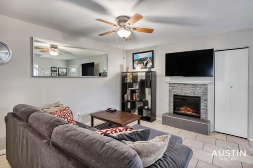 2 Miles to DT Updated Pet-Friendly Home for Four in Austin, USA