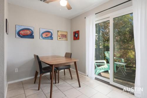 2 Miles to DT Updated Pet-Friendly Home for Four in Austin, USA