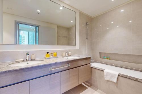 Vacationer Holiday Homes I Exquisite 2 Bedroom I Stunning City Skyline View I Downtown, Dubai (Foto 10)