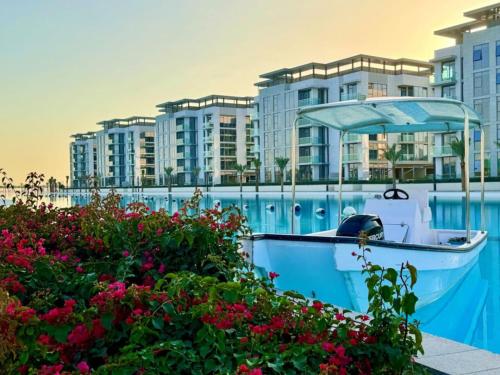 Vacationer Holiday Homes I Waterfront 1 Bedroom I Stunning Lagoon View I District One, Дубай