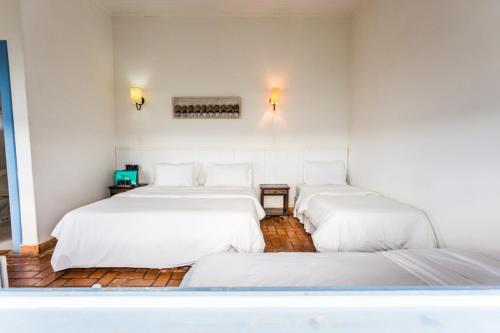 1 double bed, 2 twin beds