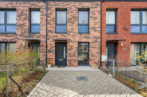 Bright, modern 2 bedroom house with free parking!, Edimburgo