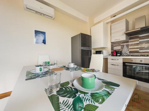 Garden & Sea View - Free Beach Access and Garage - WiFi, Varazze (foto 8)