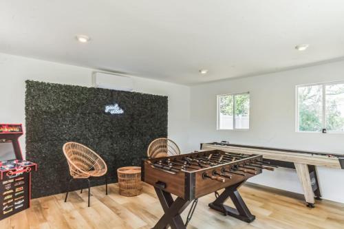 Modern Log Cabin at the beach with Hot Tub, Game Room and Fire Pit in Del Haven, Vereinigte Staaten von Amerika