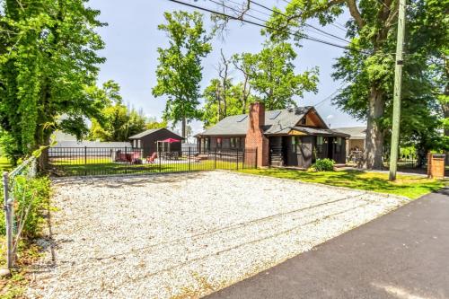 Modern Log Cabin at the beach with Hot Tub, Game Room and Fire Pit in Del Haven, USA