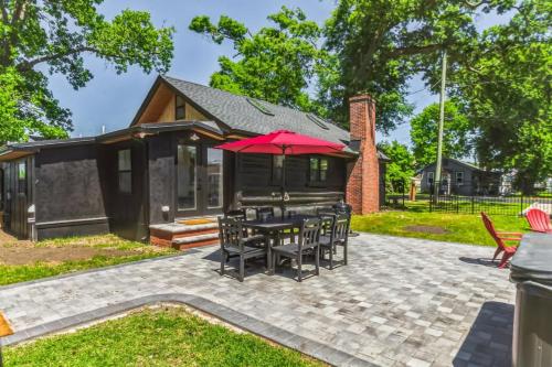 Modern Log Cabin at the beach with Hot Tub, Game Room and Fire Pit in Del Haven, USA