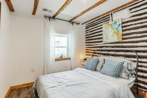 Modern Log Cabin at the beach with Hot Tub, Game Room and Fire Pit in Del Haven, USA