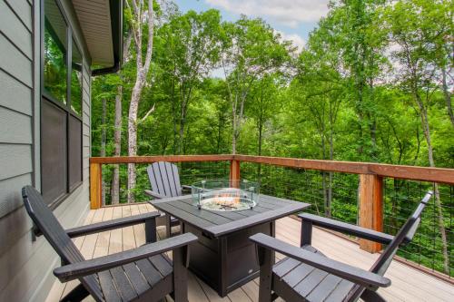 Townsend Gem: Retreat with Hot Tub & Fire Pit in Townsend, USA