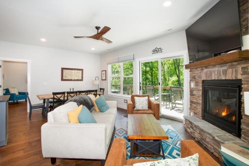 Townsend Gem: Retreat with Hot Tub & Fire Pit in Townsend, USA