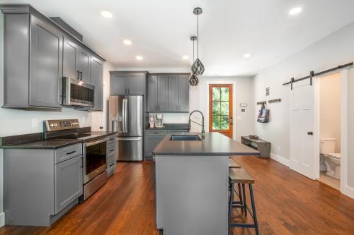 Townsend Gem: Retreat with Hot Tub & Fire Pit in Townsend, USA