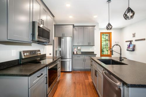 Townsend Gem: Retreat with Hot Tub & Fire Pit