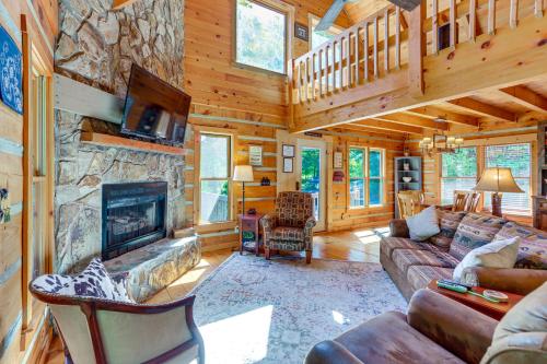 Beautiful Blue Ridge Cabin Mountain and Lake Views! in Blue Ridge, USA