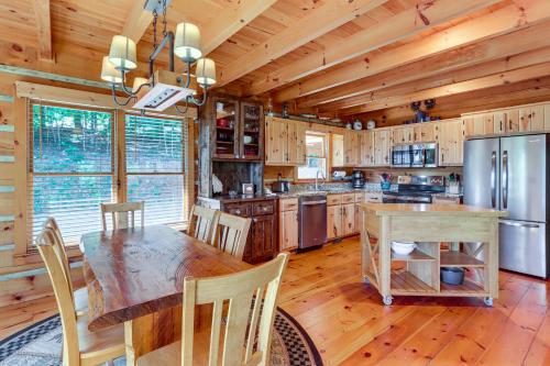 Beautiful Blue Ridge Cabin Mountain and Lake Views! in Blue Ridge, USA