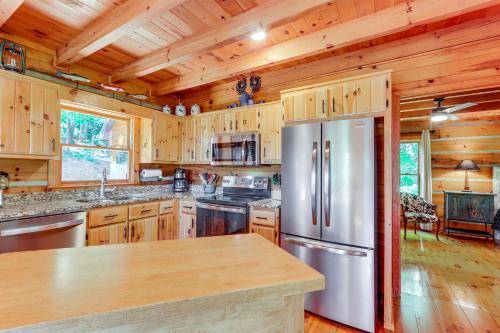 Beautiful Blue Ridge Cabin Mountain and Lake Views! in Blue Ridge, USA