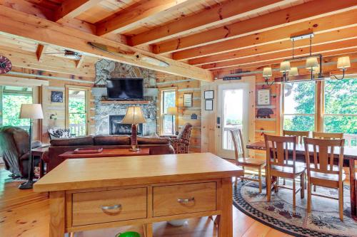 Beautiful Blue Ridge Cabin Mountain and Lake Views! in Blue Ridge, USA