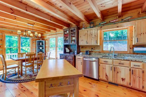 Beautiful Blue Ridge Cabin Mountain and Lake Views! in Blue Ridge, USA
