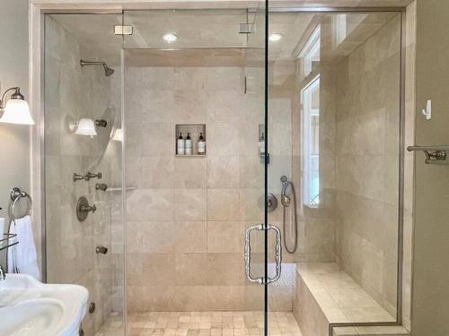 Modern Vintage Vibe Condo in Milwaukee, USA