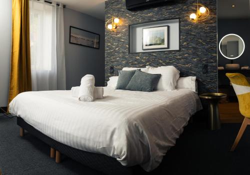 4 queen beds