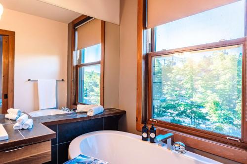 Lakefront, Mountain View - 2 Bds Superior Resort Suite