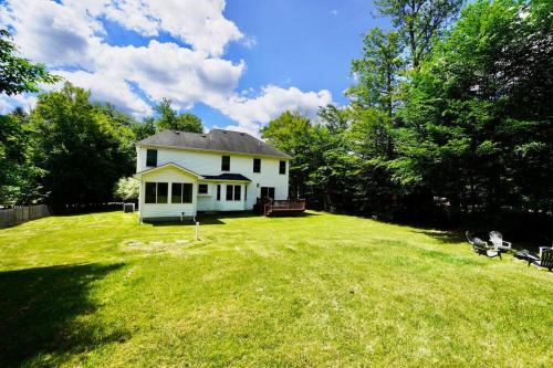 Perfect Vacation Home with Game Room Theater Hot Tub in Tobyhanna, USA