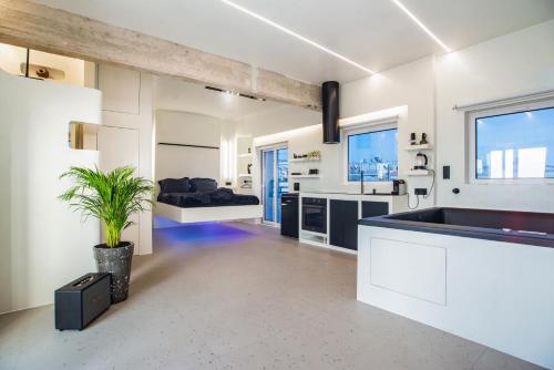 Athenian Noir Blanc Penthouse - Breathtaking view - City Center, Atenas
