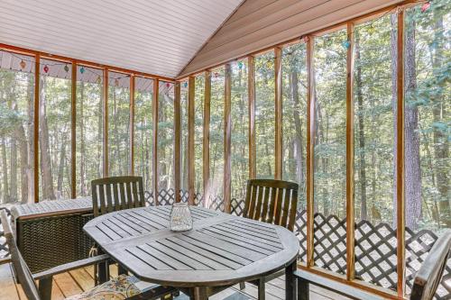 Cabin with Deck and Screened-In Porch in New Market! in New Market, USA