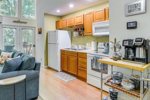 Cabin with Deck and Screened-In Porch in New Market! in New Market