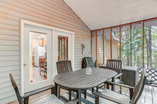 Cabin with Deck and Screened-In Porch in New Market! in New Market