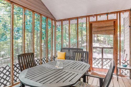Cabin with Deck and Screened-In Porch in New Market! in New Market