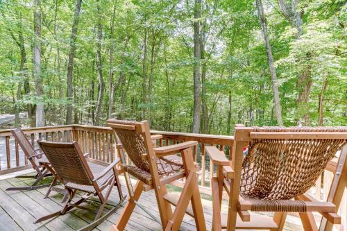 Cabin with Deck and Screened-In Porch in New Market! in New Market