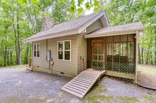 Cabin with Deck and Screened-In Porch in New Market! in New Market (VA)