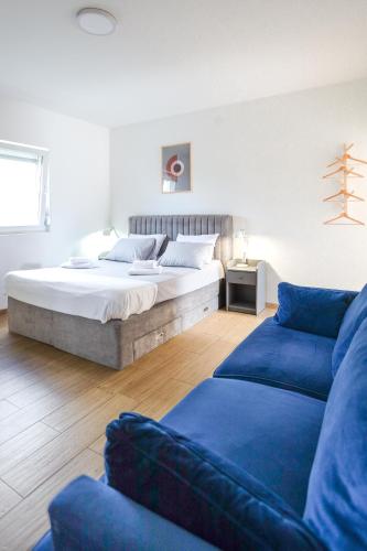 1 queen bed, 1 sofa bed