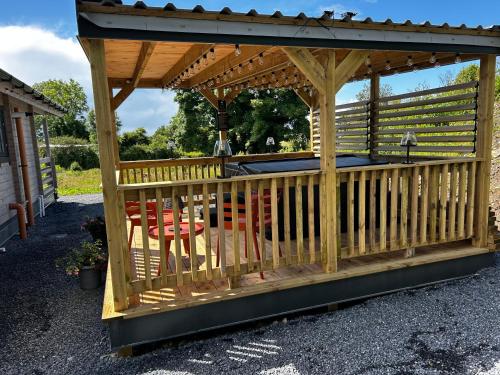 LITTLE ROCK RETREAT Log Cabin with Hot Tub in Tyrrellspass